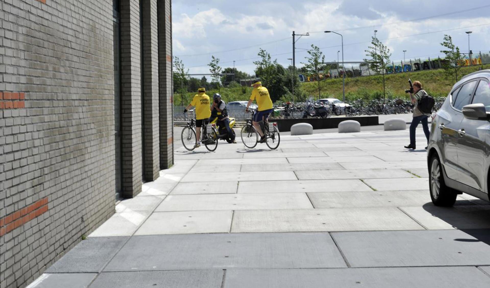 Fietsers bij het NAC-stadion.