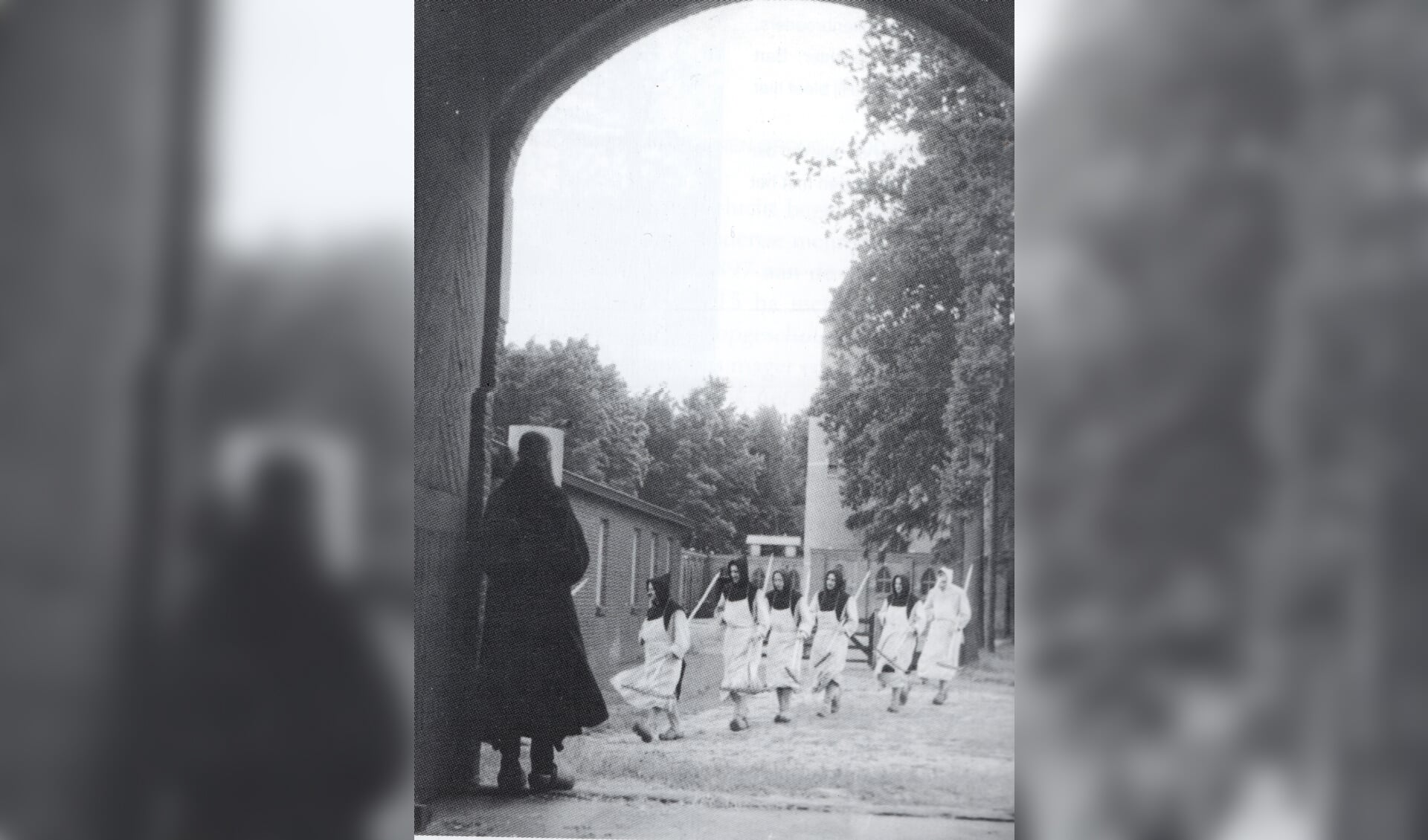 Jonge monniken op weg naar werk 1948. FOTO ARCHIEF ABDIJ MARIA TOEVLUCHT ZUNDERT