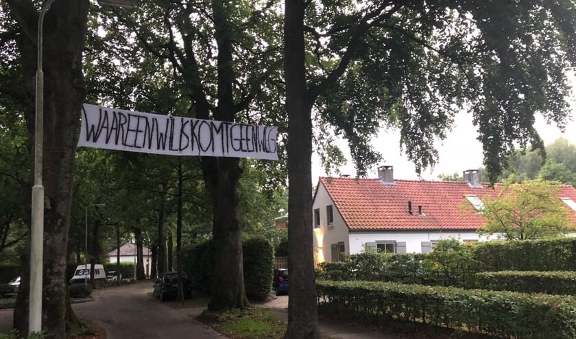 Het oude spandoek hangt er weer