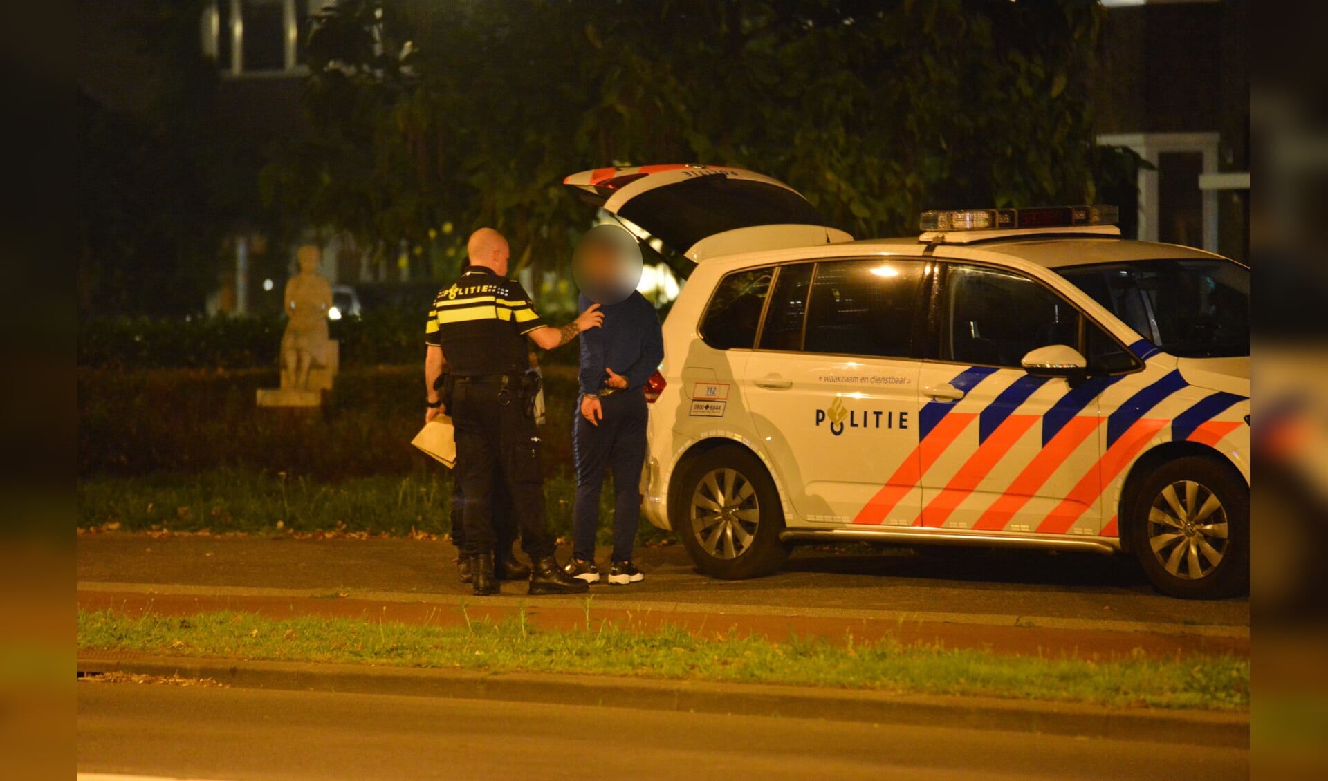 De politie heeft drie personen aangehouden op de Julianalaan.