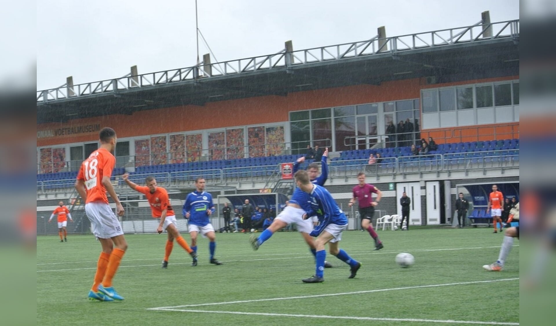 De goed aangesloten Gino de Klerk werkt de 1-0 tegen de touwen. FOTO ARTHUR VERBRAAK