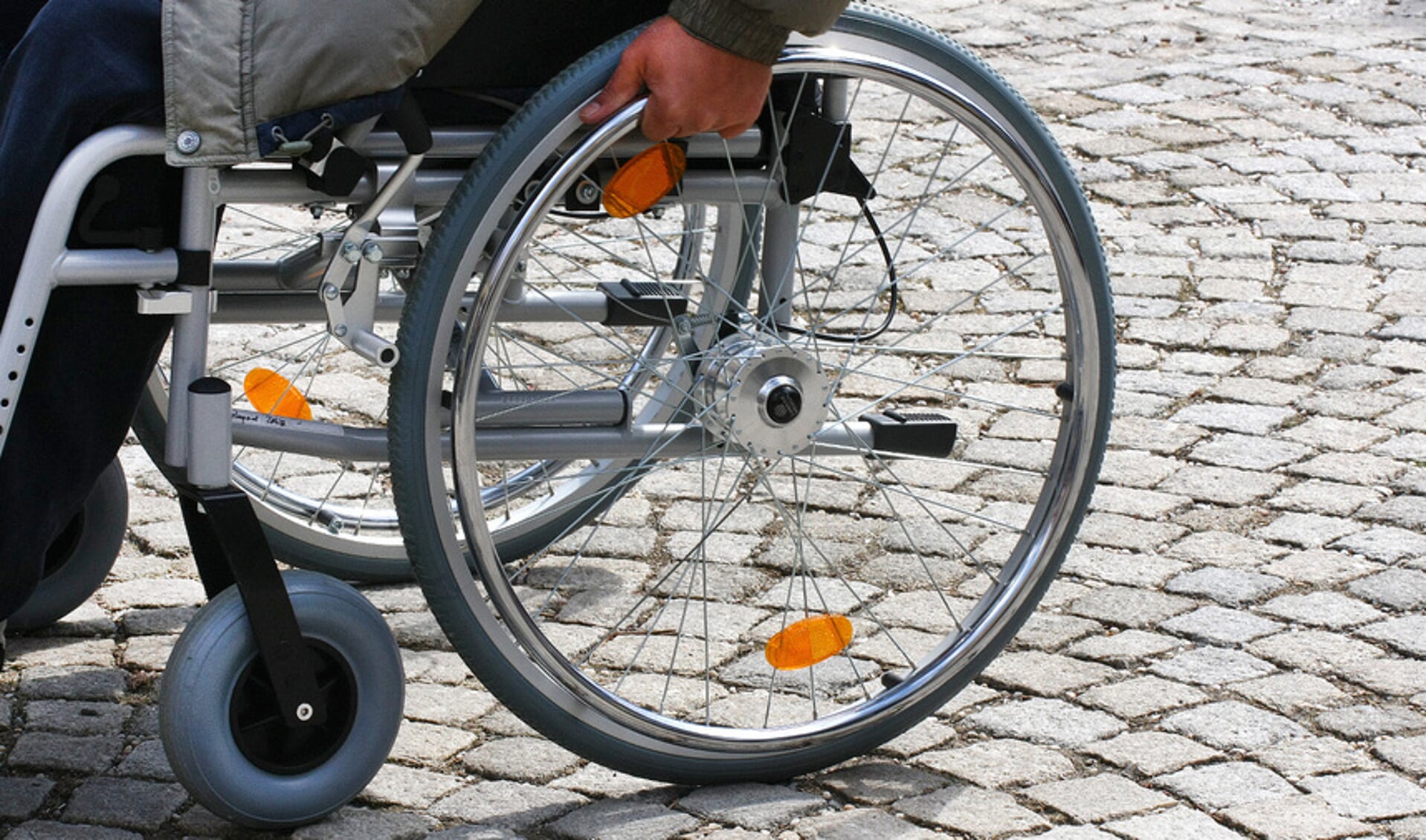 Er op uitgaan met de rolstoel is vaak een hele uitdaging. FOTO ARNOLD ALBRECHT/PIXELIODE