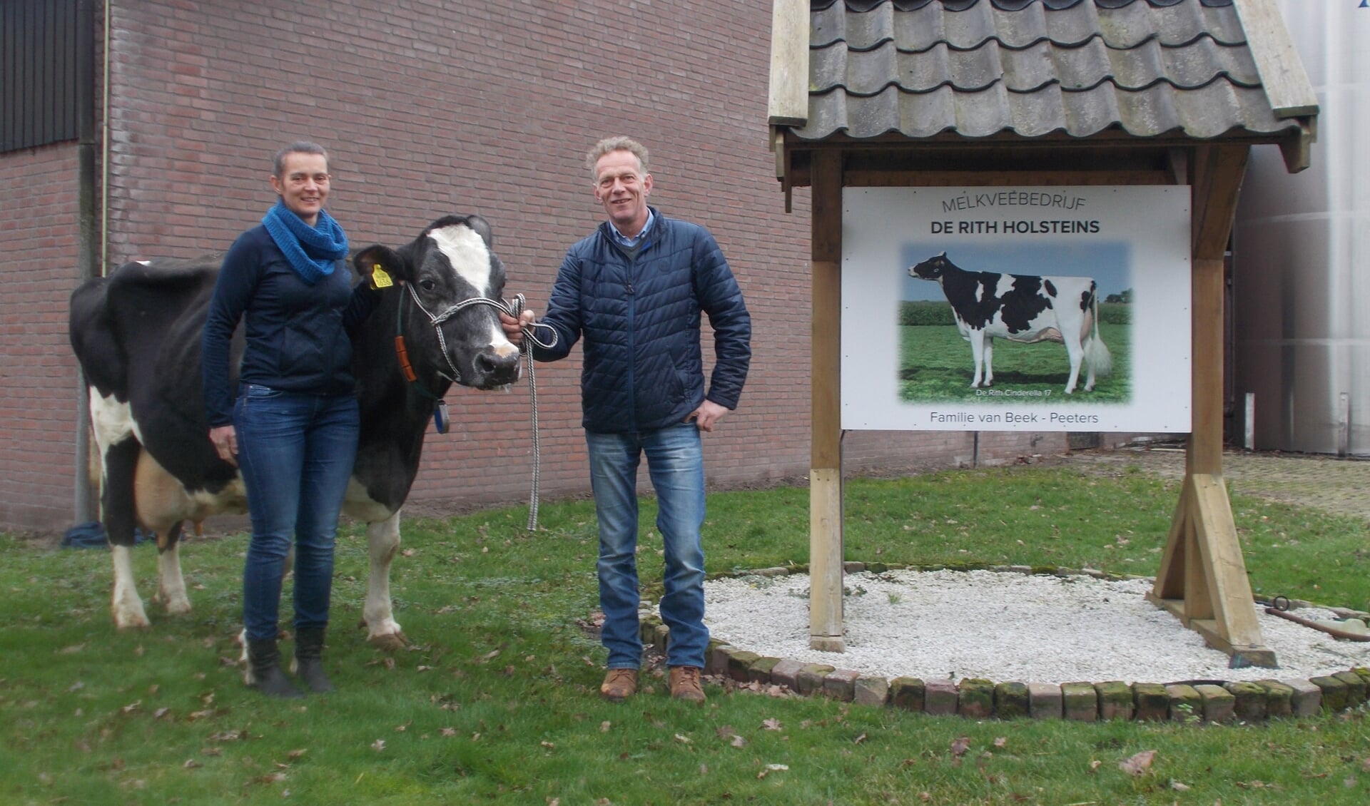 Adrion en Lisette van Beek met hun 200.000 liter-koe. 