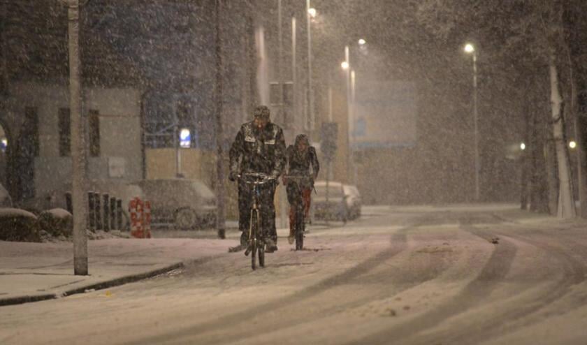 Fietsers in de sneeuw