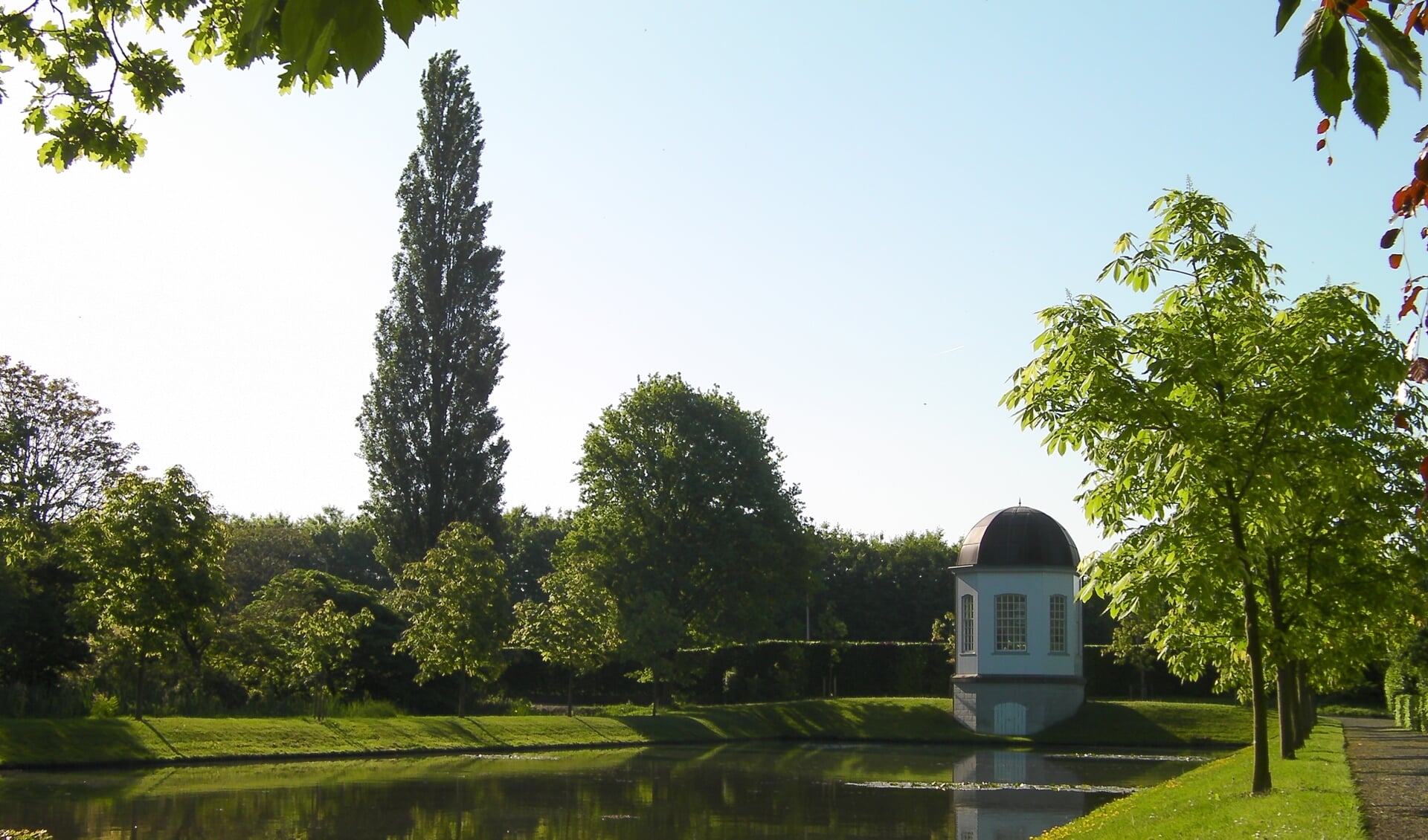 De theekoepel van het Arboretum Oudenbosch, de blikvanger voor reizigers per spoor. FOTO FRANK VAN ANDEL