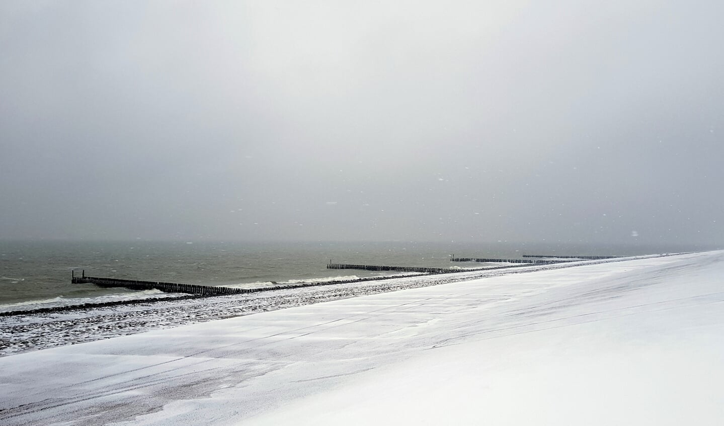 De witte Zeedijk in Westkapelle. FOTO EUGÈNE DE KOK 