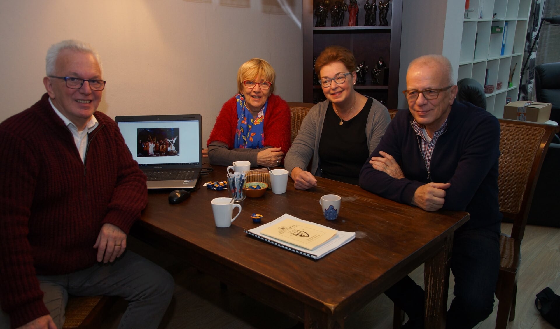  Regisseur Mart Schrauwen, leescommissielid Annie Schrauwen, secretaris Annemiek Schrauwen en voorzitter Wim van den Broek verheugen zich op dit bijzondere jubileumjaar. 