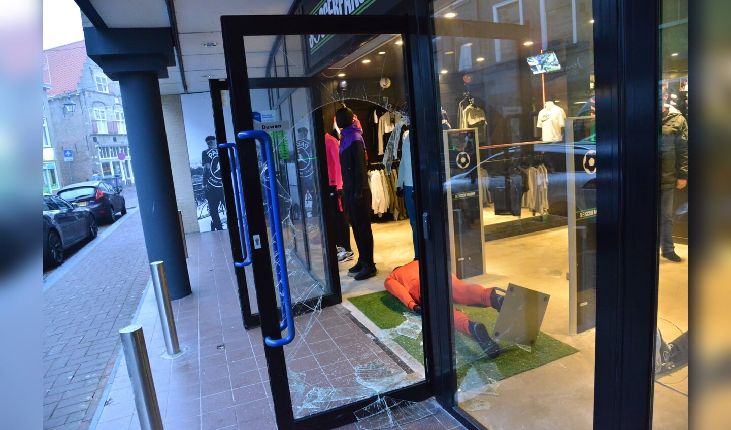 Bij de Soccer Fanshop is met grof geweld ingebroken.