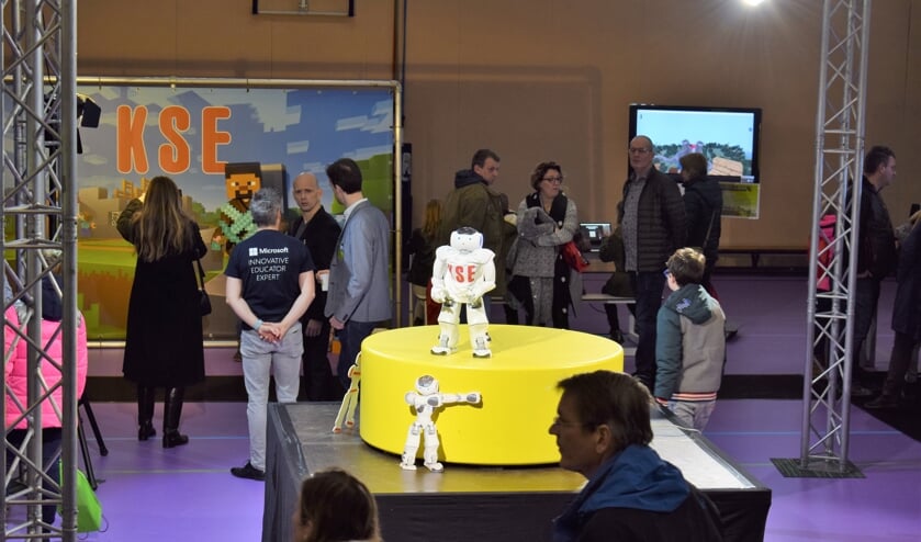 Robot NAO steelt de show. FOTO STELLA MARIJNISSEN