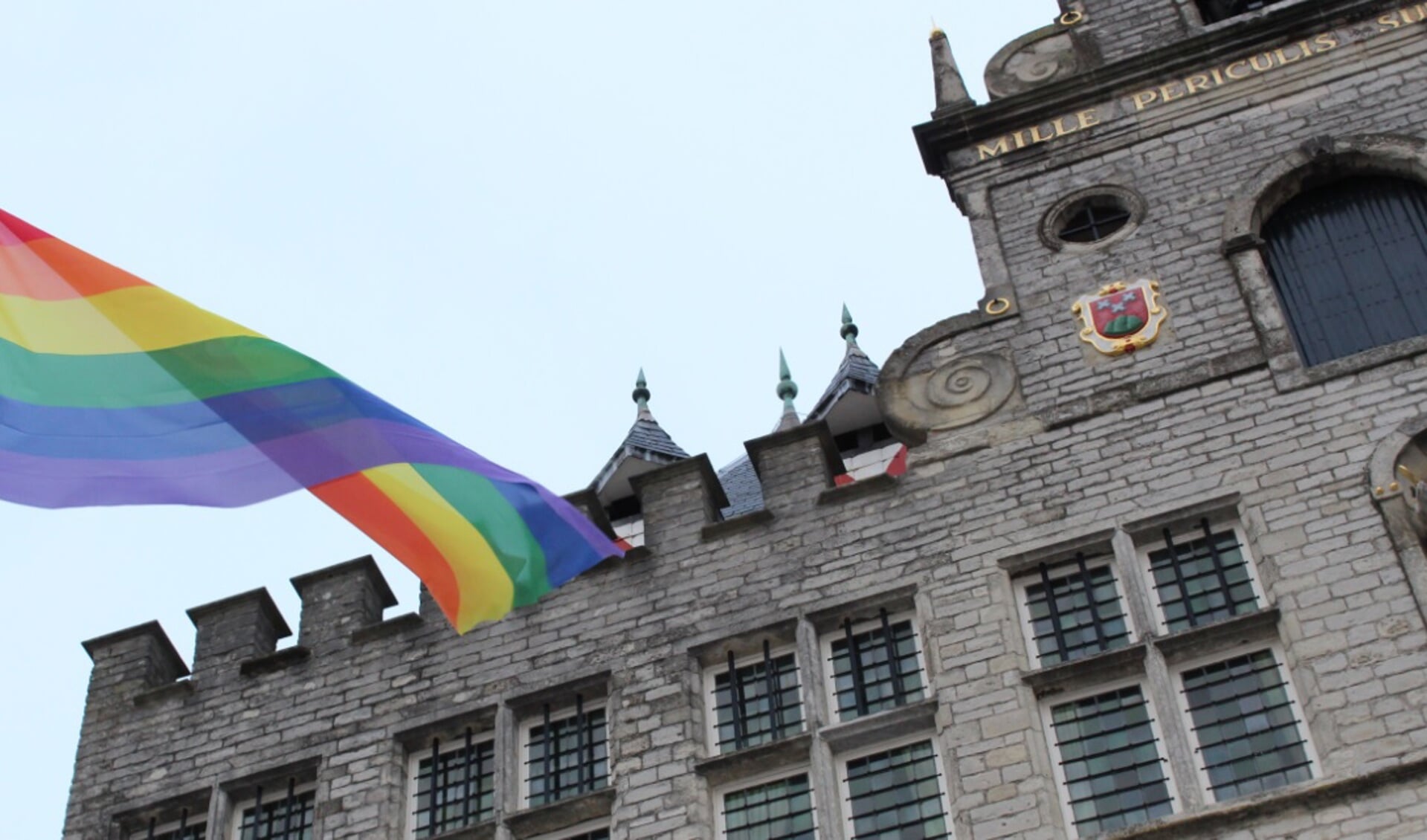 Alleen met Coming-Out day wappert de regenboogvlag