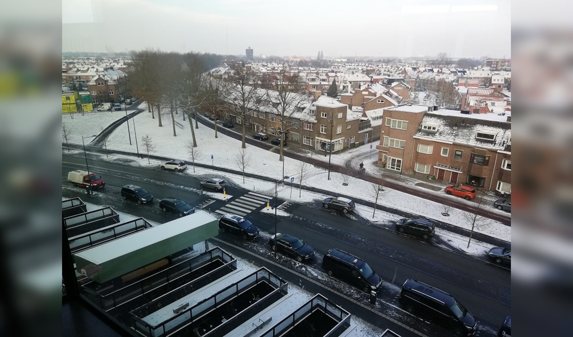 Breda vanaf het stationsdak gezien. Belcrum bedekt onder een laagje sneeuw.