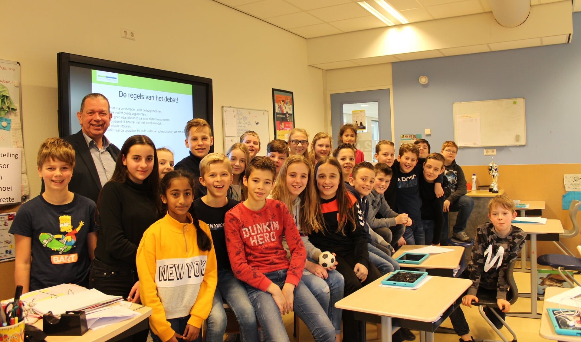 Leerlingen van groep 8 van Maria Regina kregen voorlichting van Jeroen Weerdenburg (CDA) over de gemeenteraad.