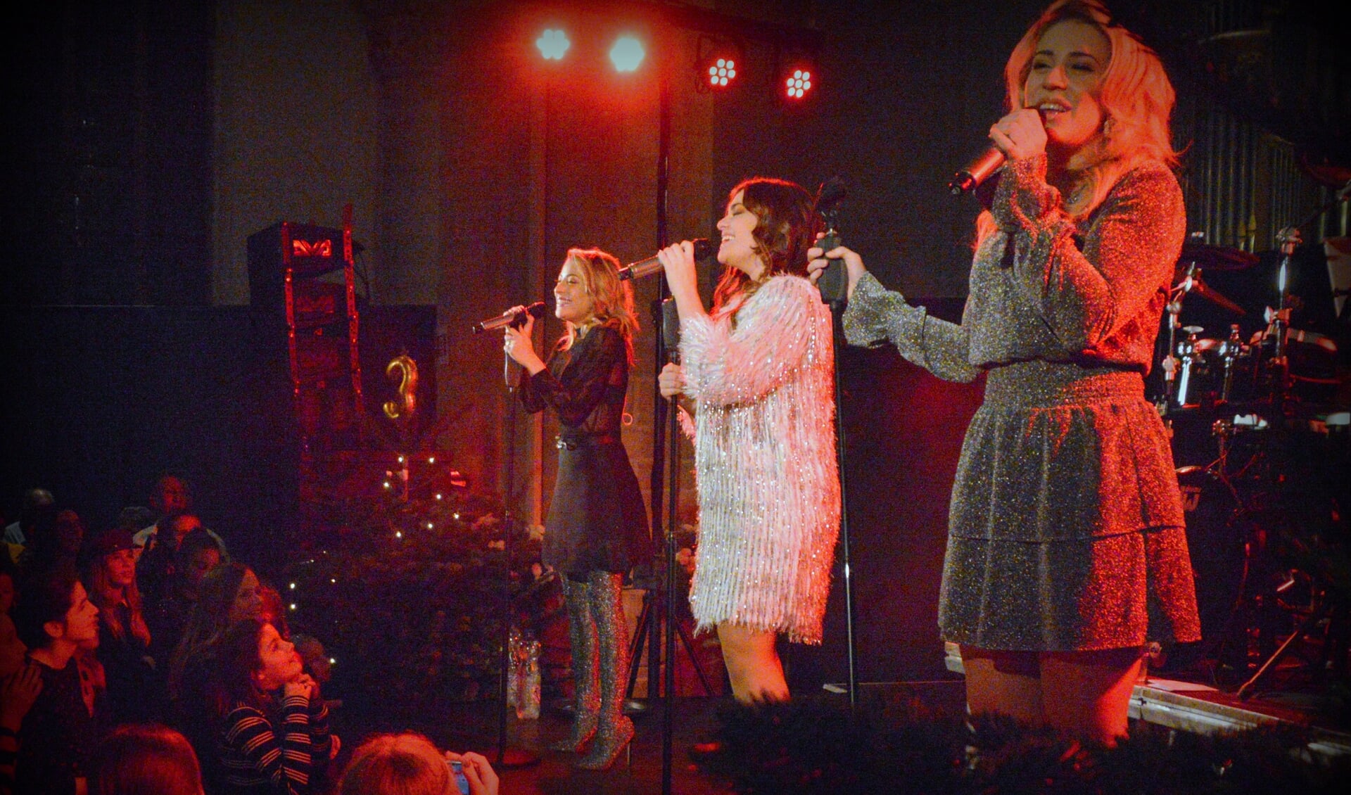 De drie getalenteerde zussen gaven een mini-concert. 