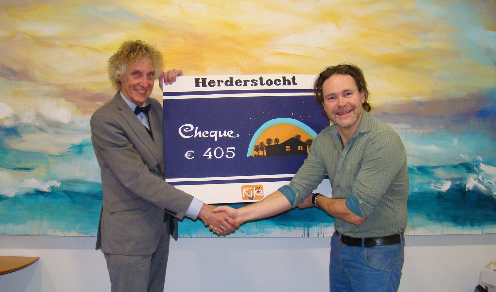 Jan van Wijk overhandigde de cheque aan Jeroen Wierikx.