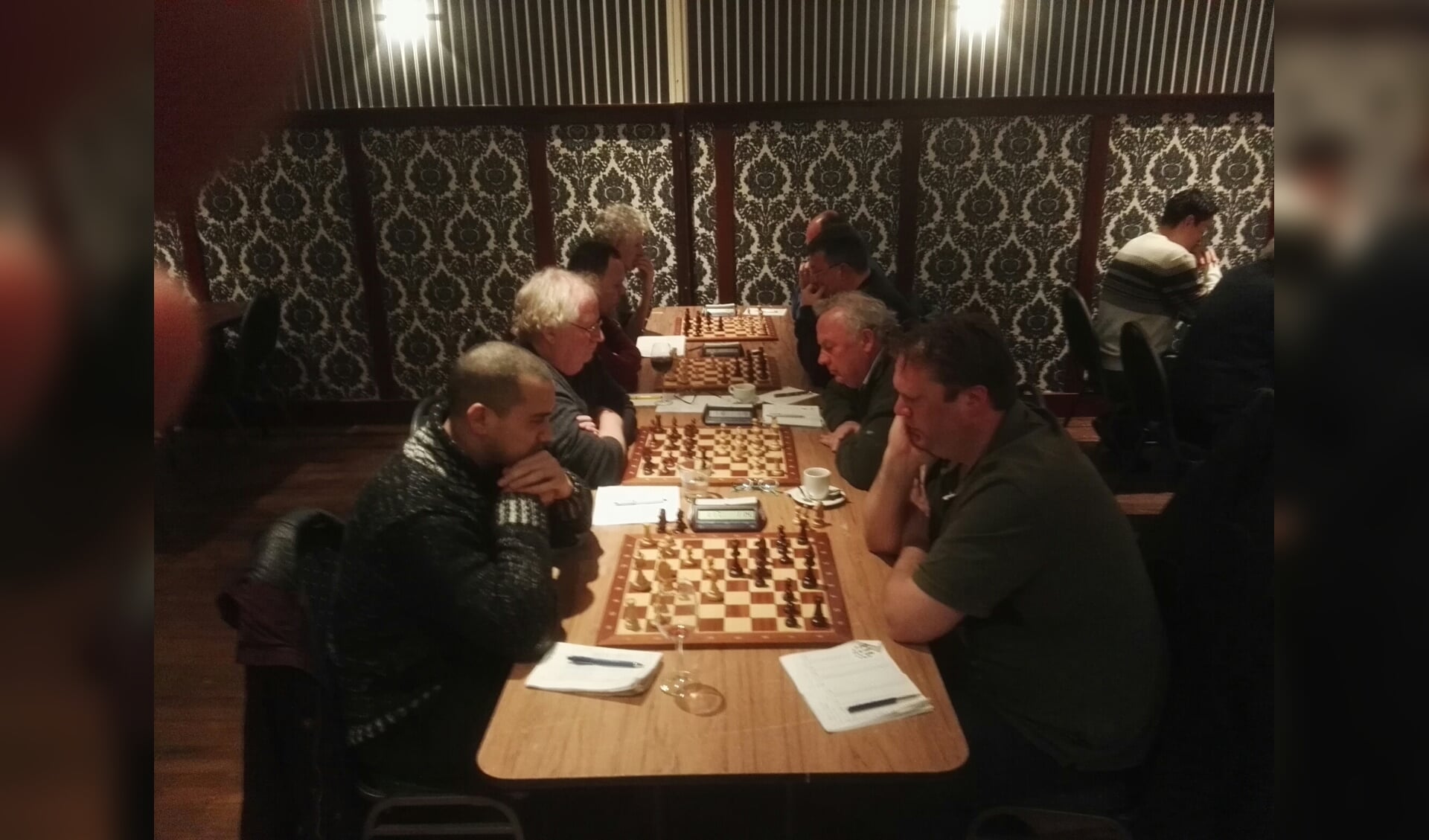 Het viertal van de Roosendaalsche Schaakgenoten (links) won de bekermatch tegen BSV (rechts).
