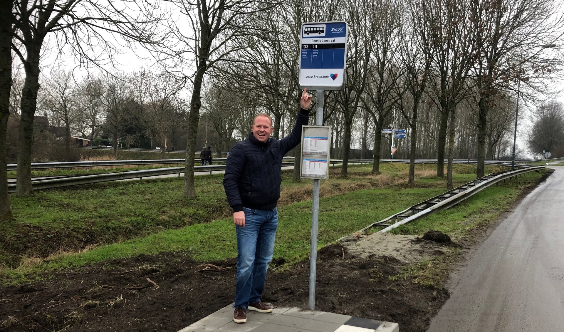 Ivo den Ouden is verheugd met de nieuwe bushalte aan de Provincialeweg Noord. Foto: Johan Wagenmakers