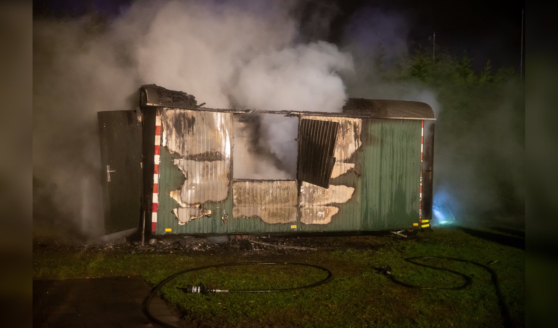 Toen de brandweer arriveerde stond de bouwkeet al in lichterlaaie. 