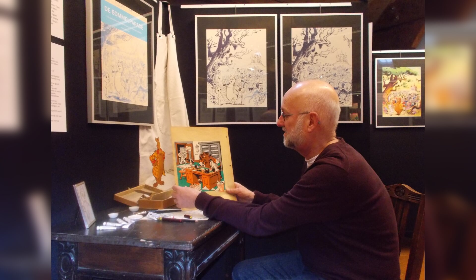 Cees Jochems bekijkt een prent uit de tentoonstelling 'Marten Toonder.' FOTO MONIQUE JANSEN