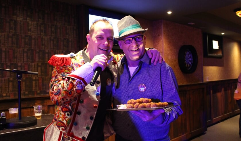 Peter Jongenelen en Martin den Broeder presenteren hun feestkrakers over bitterballen en een grasmaaier.