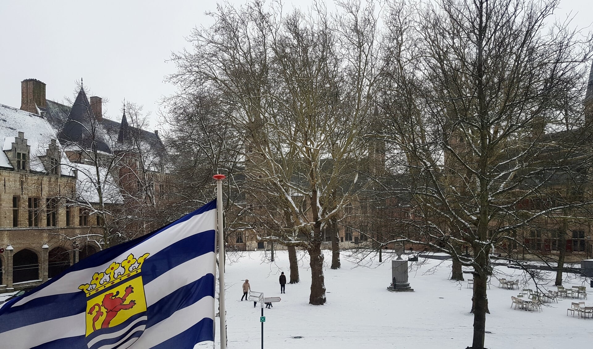 Een wit Abdijplein in Middelburg. FOTO EUGÈNE DE KOK 