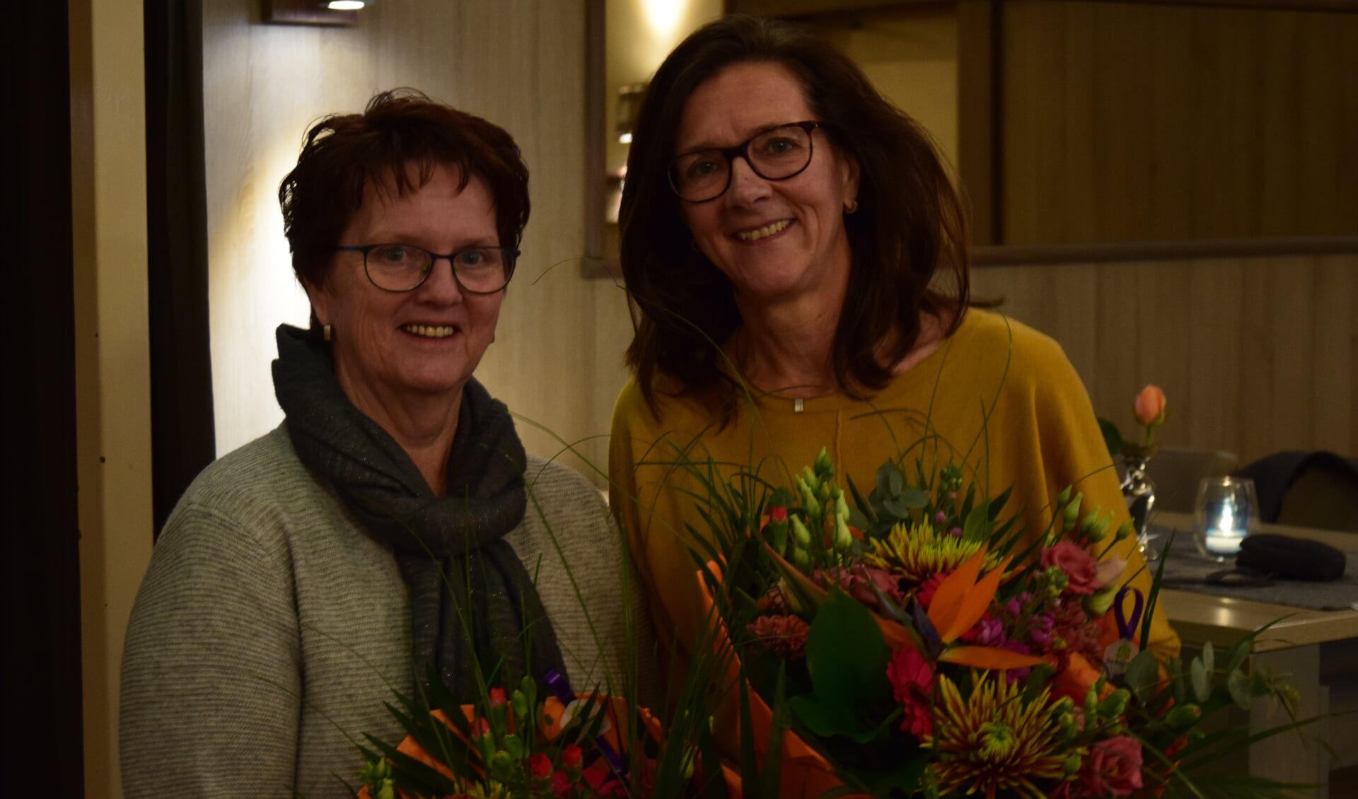 Anja en Wilma 25 jaar bestuurslid van Stichting Vakantie Voor Iedereen. FOTO LIA VAN NISPEN