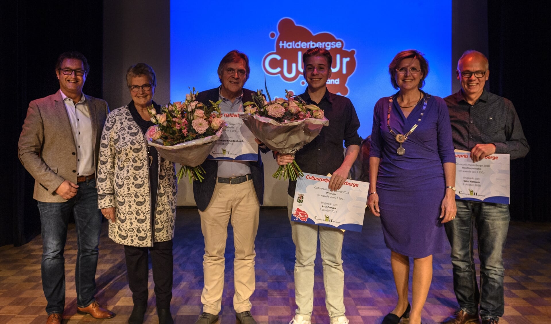 Wethouder Hans Wierikx (links) was in 2018 bij de uitreiking van de Cultuurprijs aan Joep Onnink, zoon van winnaar Ari Onnink. ARCHIEFFOTO PETER BRAAKMANN
