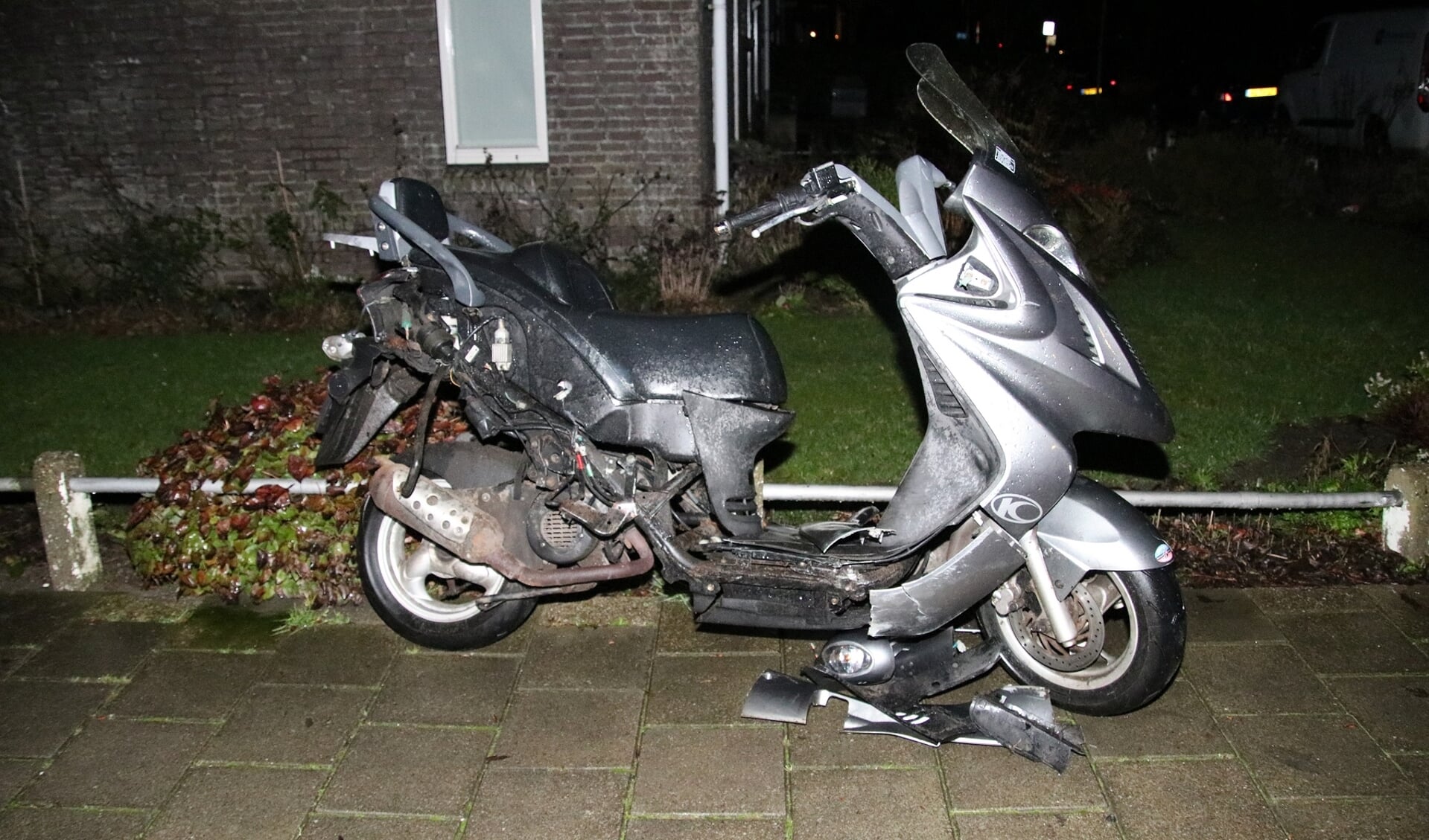 De scooter had op verschillende plaatsen schade. 