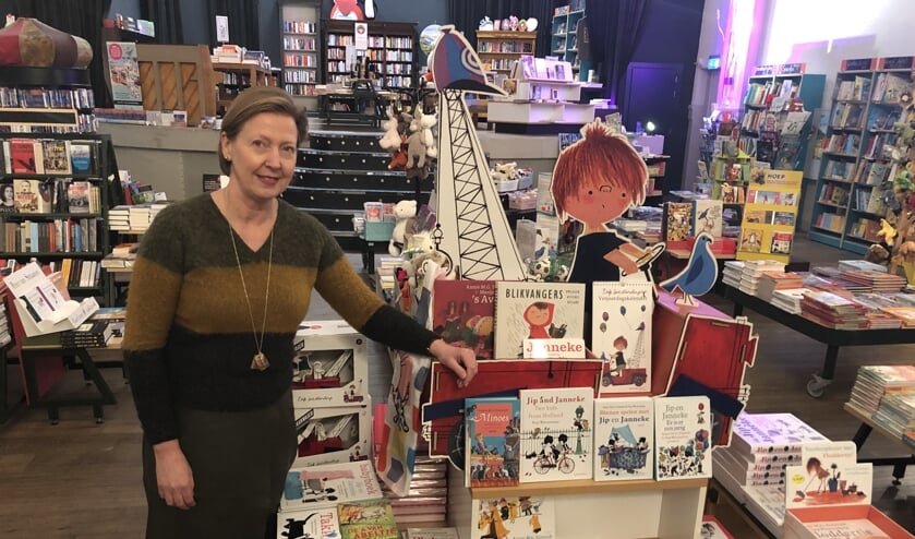 Vestigingsmanager Grietje Braaksma in de boekhandel van Grand Theatre.