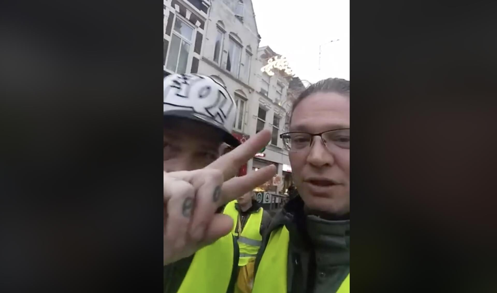 De gele hesjes streamen hun demonstratie via Facebook. 
