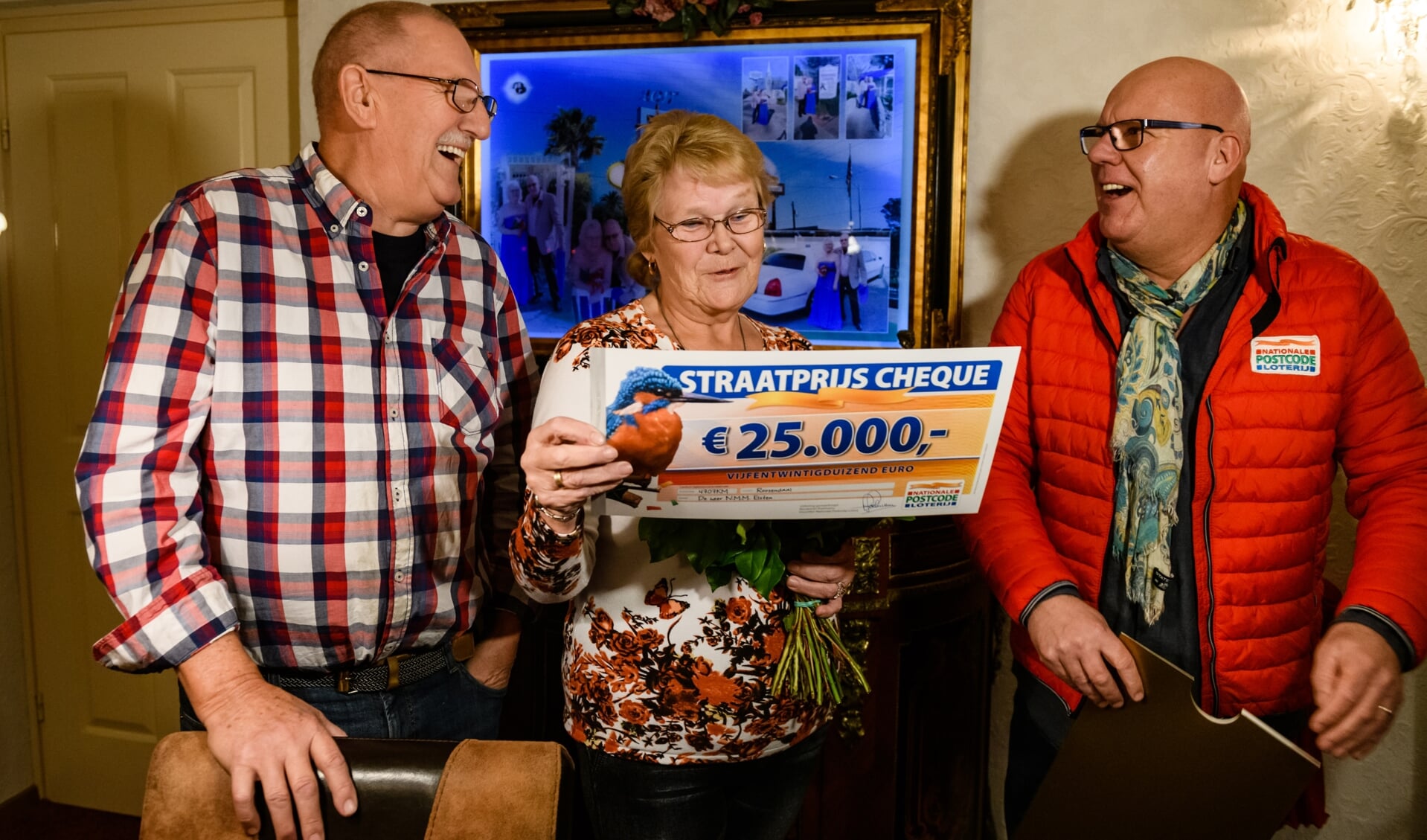 Nico en zijn vrouw Annie uit Roosendaal werden verrast door Postcode Loterij-ambassadeur Gaston Starreveld met de PostcodeStraatprijs-cheque.
