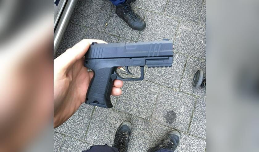 De politie heeft het nepvuurwapen meegenomen.