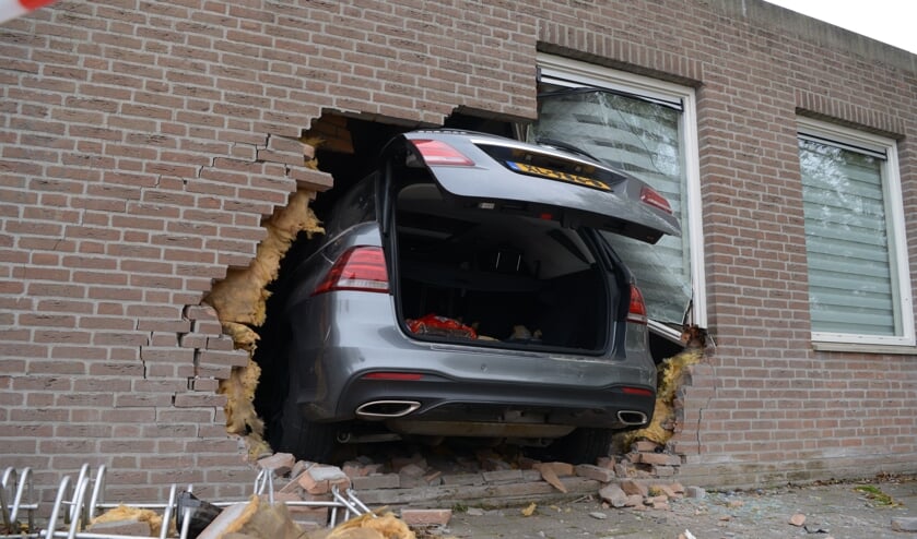 De auto kwam terecht in het kerkgebouw.