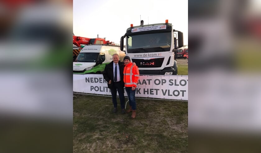 Directeur Johan de Krom met Tweede kamerlid Erik Ziengs.