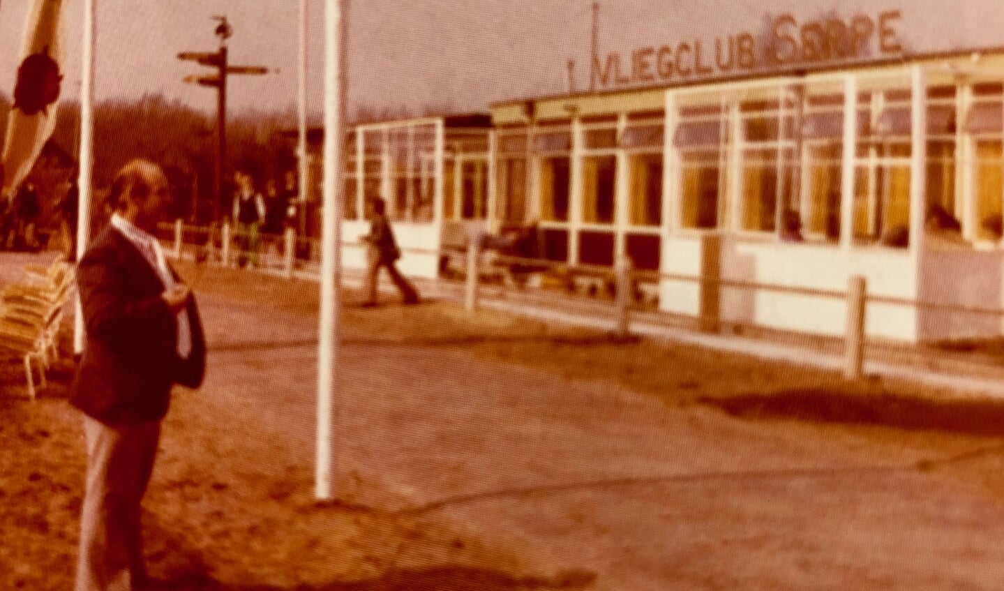 Het clubgebouw van de vliegclub begin jaren zeventig. FOTO ARCHIEF VCS