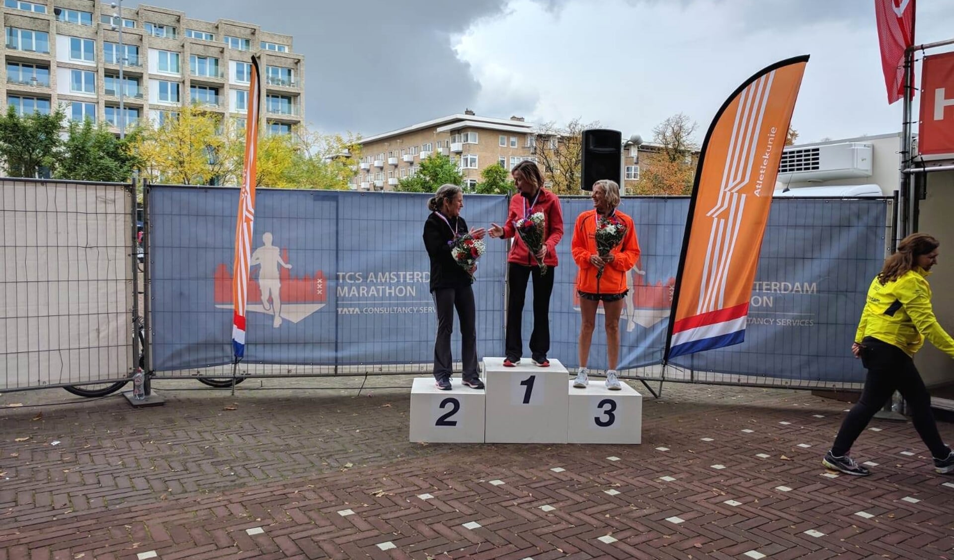 Silvia Verhoeven feliciteert de winnares van het NK Marathon V55.