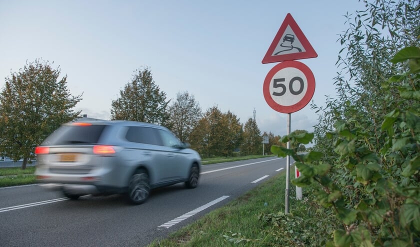 Naast het 50 km/u bord is er ook een bord voor slipgevaar.