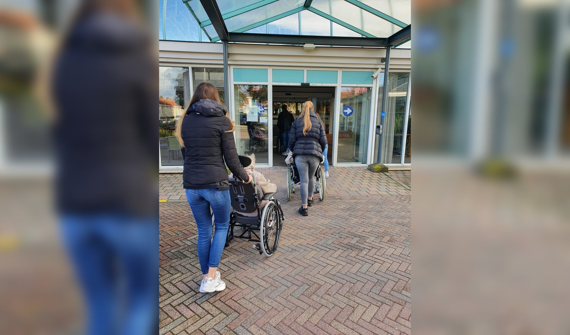 Leerlingen wandelen met bewoners van Centrum voor Wonen & Zorg Moerweide.