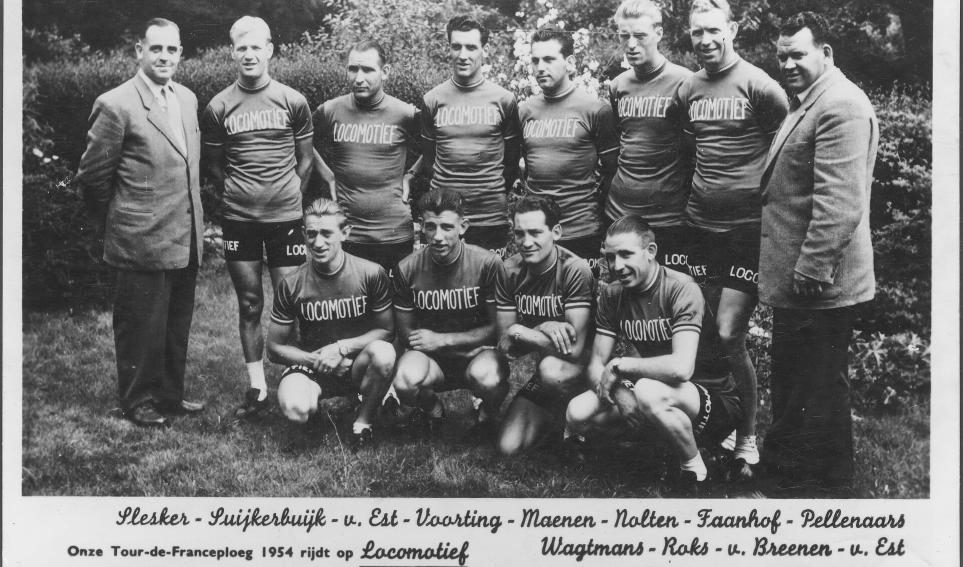 De Nederlandse Tour-ploeg onder leiding van Kees Pellenaars in 1954. In de openingsrit van Amsterdam naar Brasschaat pakte Wout Wagtmans (linksonder zittend) direct de zege en het geel. 