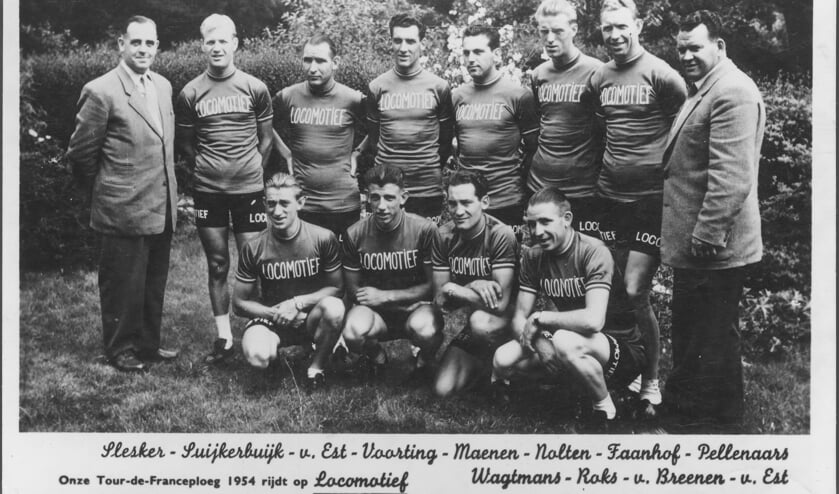 De Nederlandse Tour-ploeg onder leiding van Kees Pellenaars in 1954. In de openingsrit van Amsterdam naar Brasschaat pakte Wout Wagtmans (linksonder zittend) direct de zege en het geel.
