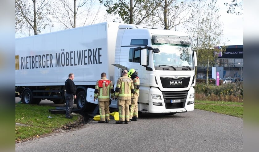Vrachtwagen met lekke brandstoftank gestrand op bedrijventerrein De Poel