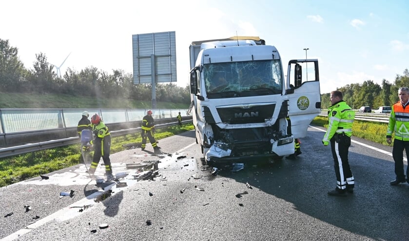 De chauffeur van een van de vrachtwagens raakte gewond.
