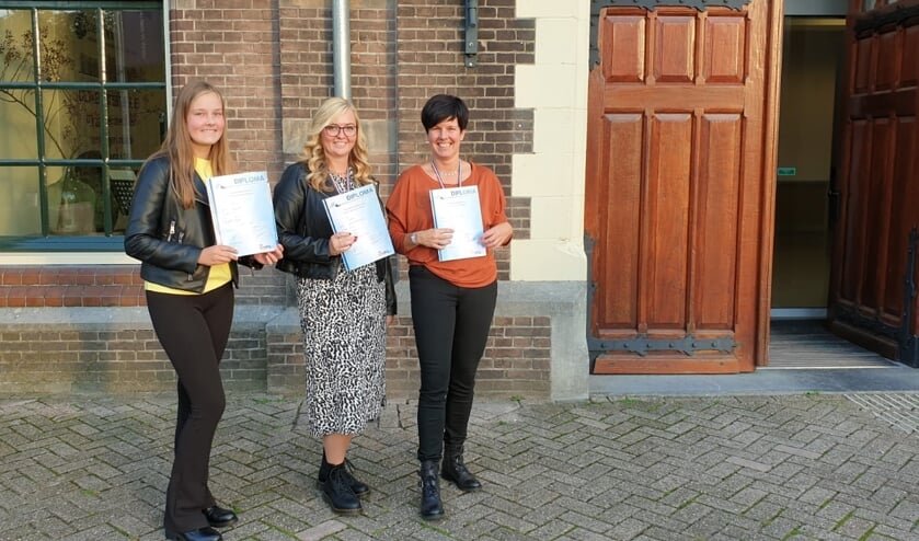Van links naar rechts: Nienke van Vossen, Jirsca Vroegop en Imanda van Vossen. FOTO MARIT VAN WINKELEN