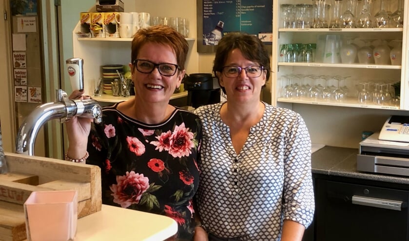 De kantine is dé kracht van de vereniging vinden Jolanda Schoonen (links) en Adriënne Geldtmeijer. Foto: Johan Wagenmakers