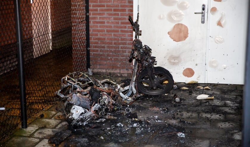 Van de scooter bleef niks meer over.