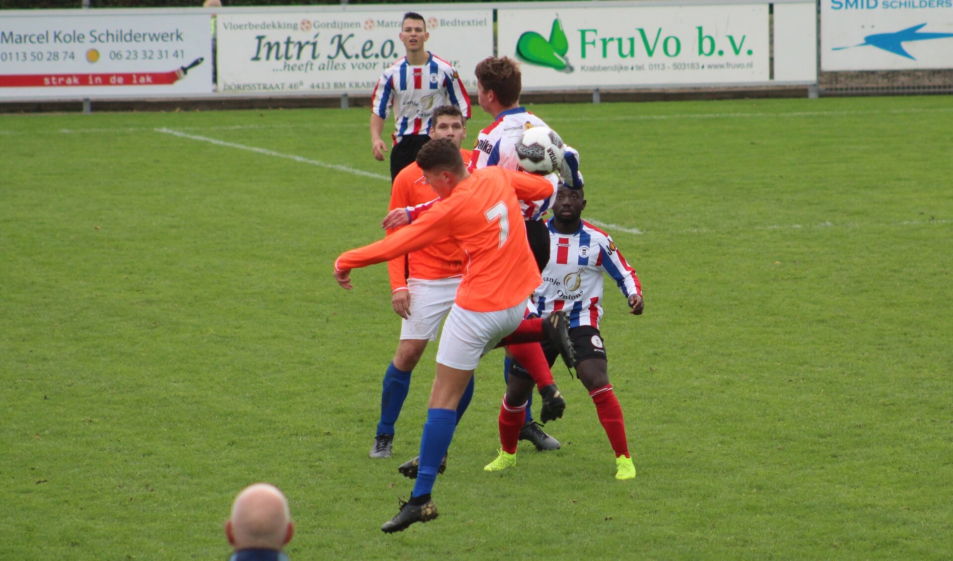 Jeroen Sent (VV Krabbendijke) in duel met Emre Bardakci (SEOLTO). 
