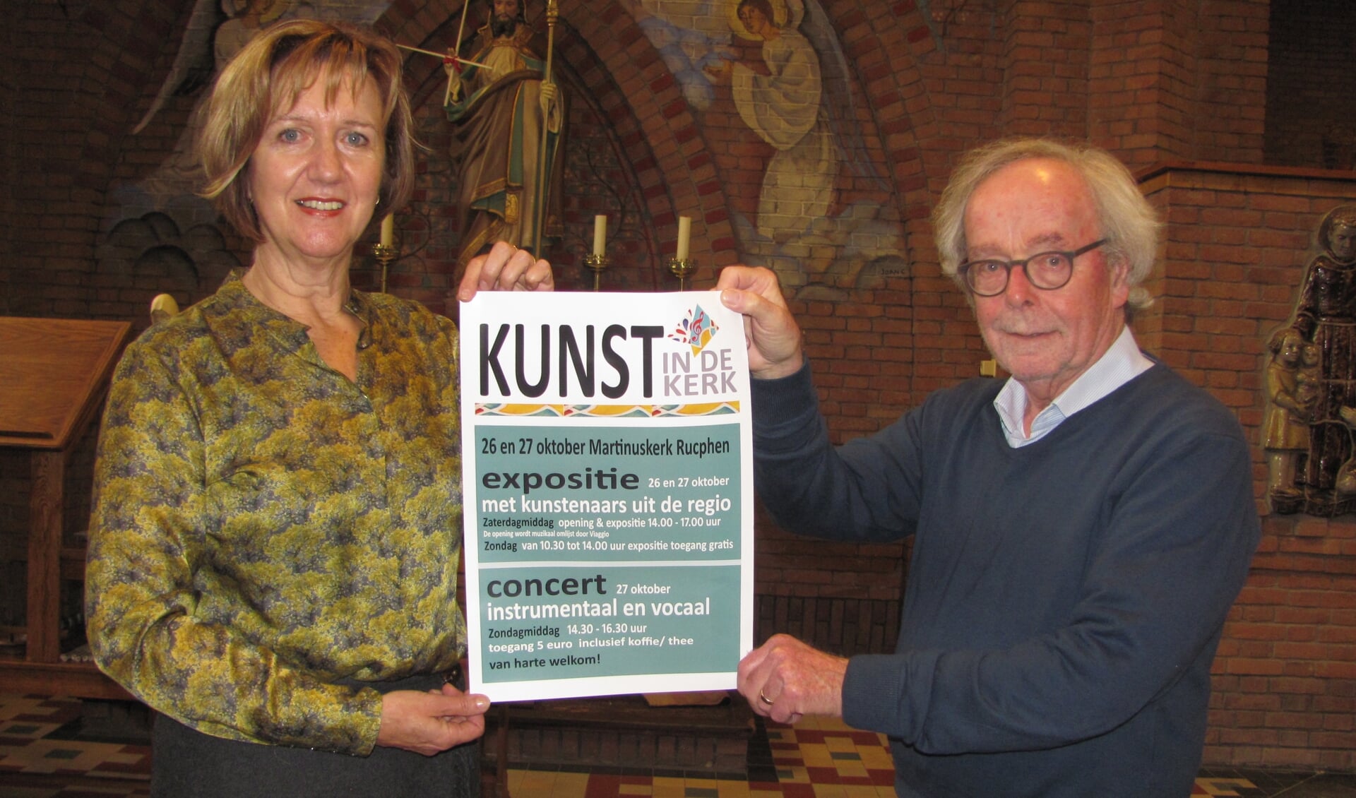 Loes Dircken en Wim Gobbens showen samen vol trots de poster van Kunst in de Kerk. 