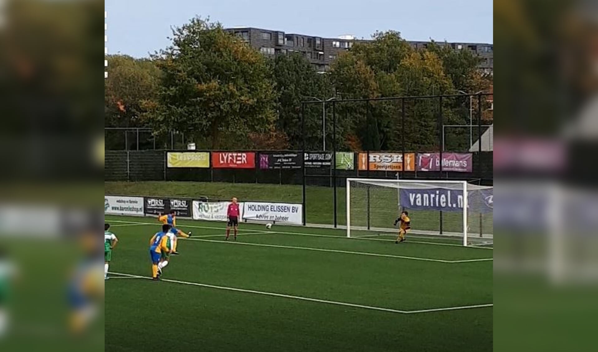Kjell scoort 0-2 voor Internos uit penalty.