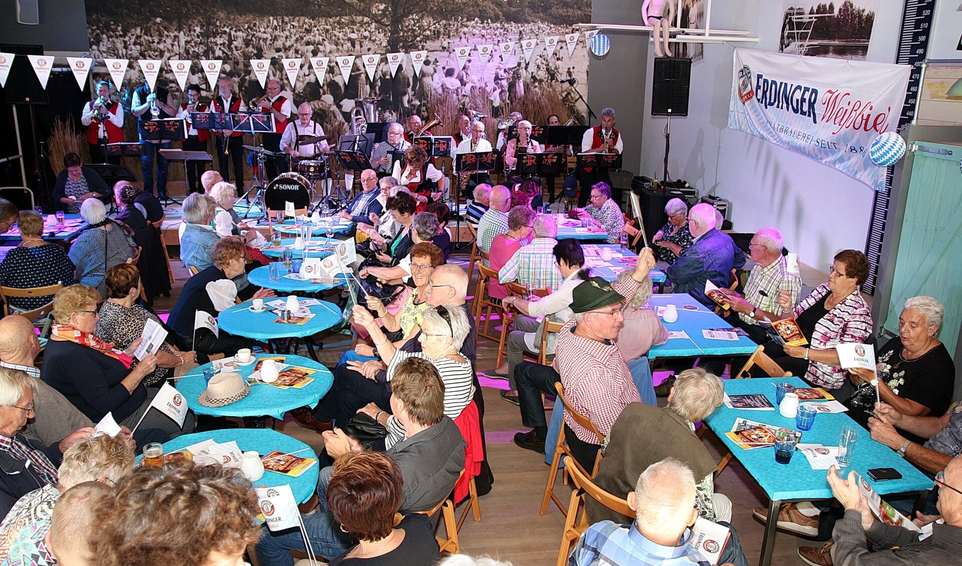 Sfeerbeeld van het Oktoberfest van Die Roseländer Musikanten in 2018.