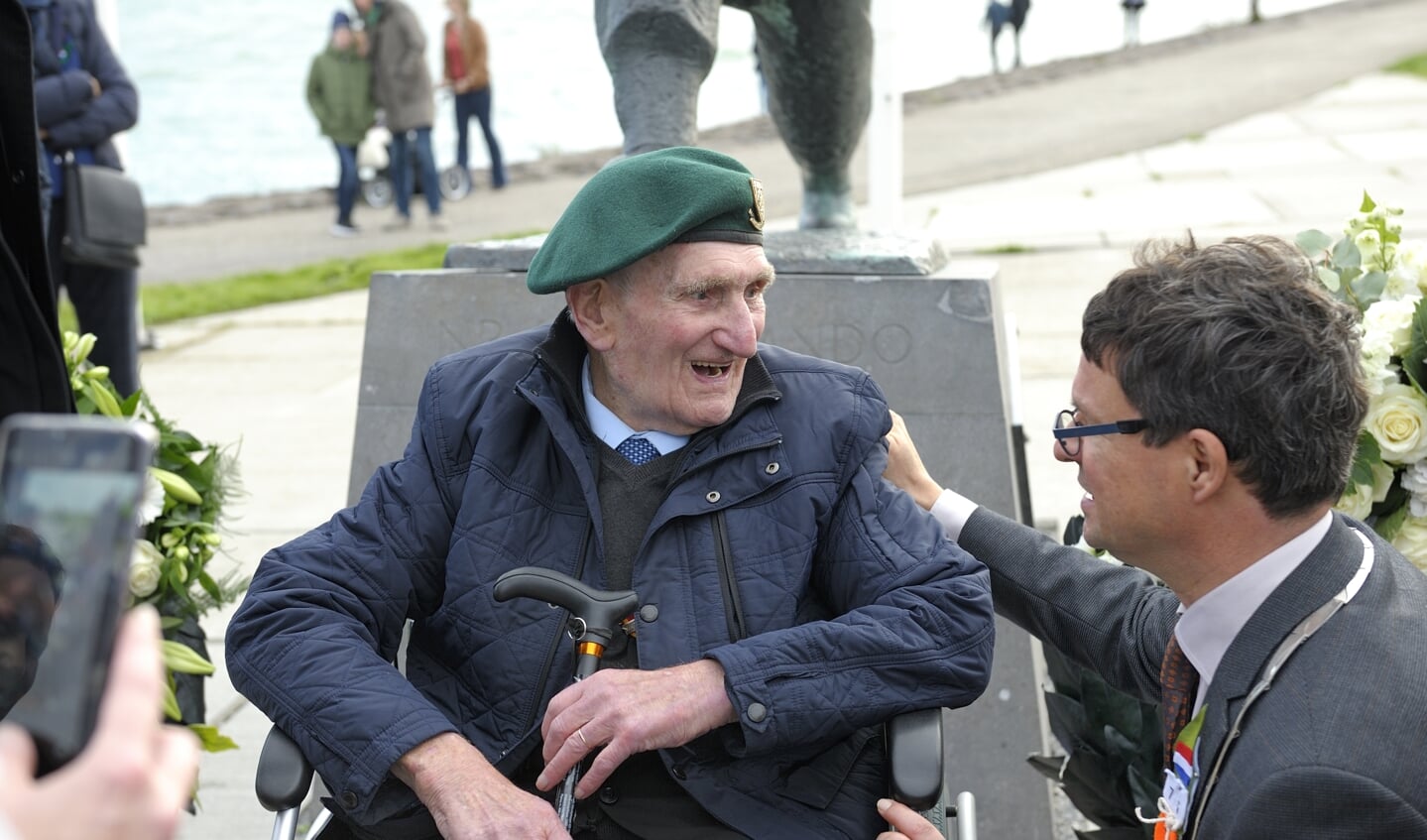 De Franse veteraan Felix Kerboas in gesprek met de Vlissingse burgemeester Bas van den Tillaar.