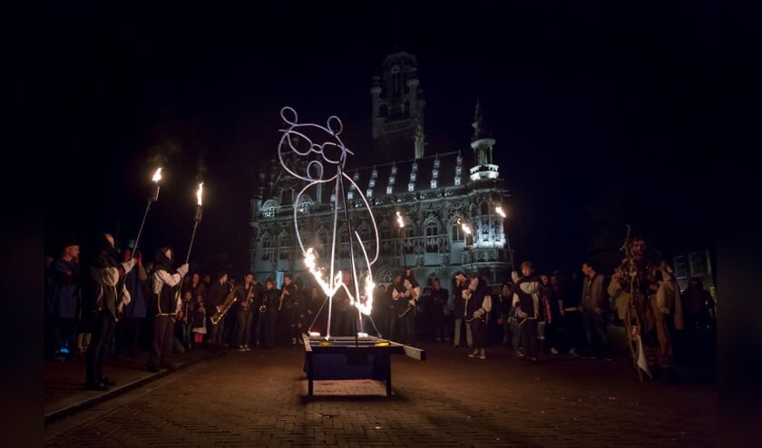 Donker Middelburg viert 'Nacht van de Feniks' 